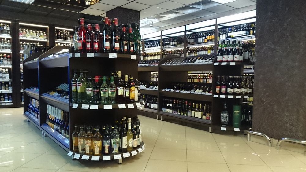 Островной стеллаж для алкоголя из ЛДСП с полукруглыми полками