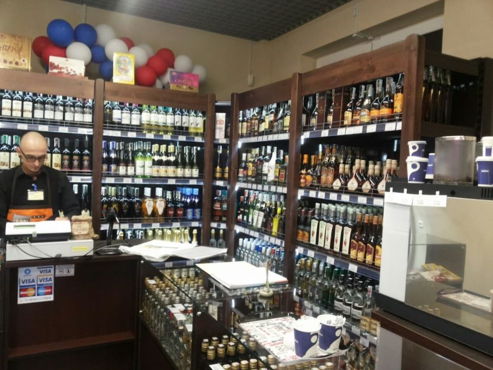 Стеллаж с передней стойкой, крышкой и деревянной накладкой